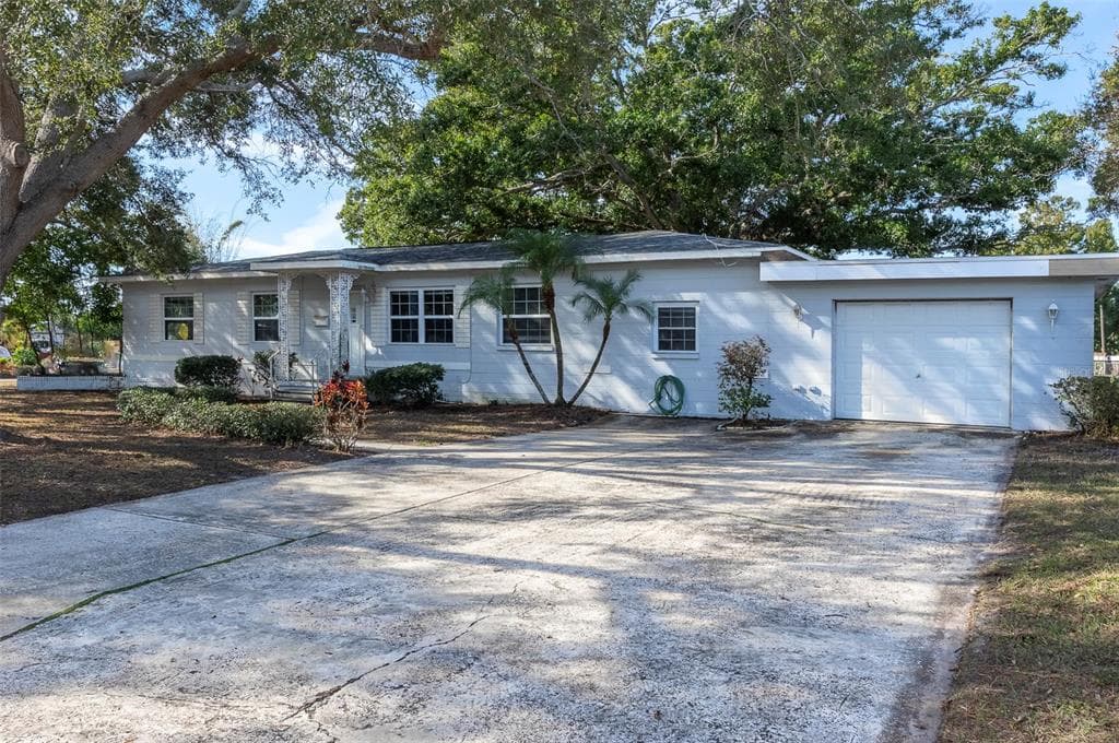 2900 LESLEE LAKE DRIVE N ST PETERSBURG, FL 33713