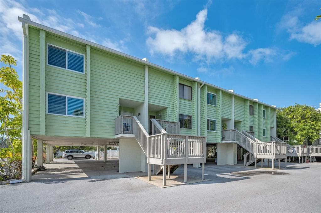 318 WINDRUSH BOULEVARD UNIT 10 INDIAN ROCKS BEACH, FL 33785