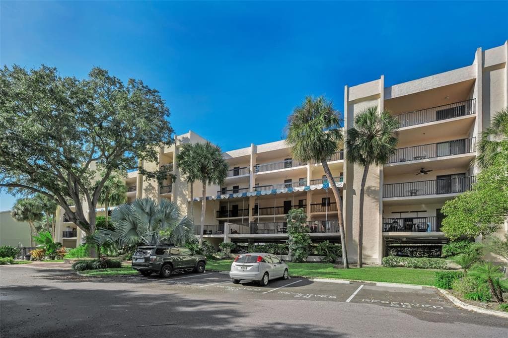 203 TARPON POINT UNIT 203 TARPON SPRINGS, FL 34689