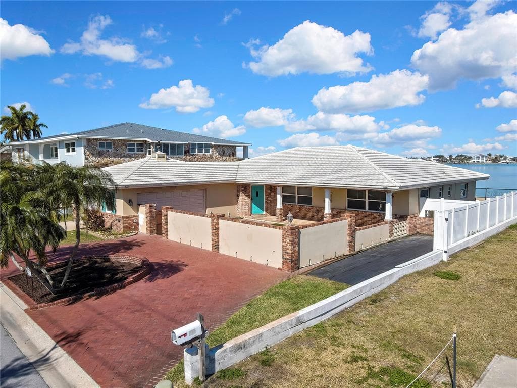 21 PARADISE LANE TREASURE ISLAND, FL 33706