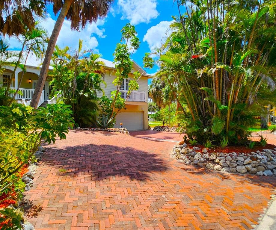 102 17TH STREET NE BRADENTON, FL 34208