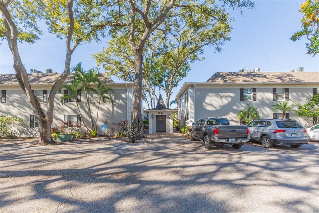 5221 S BAYSHORE BOULEVARD UNIT 10 TAMPA, FL 33611