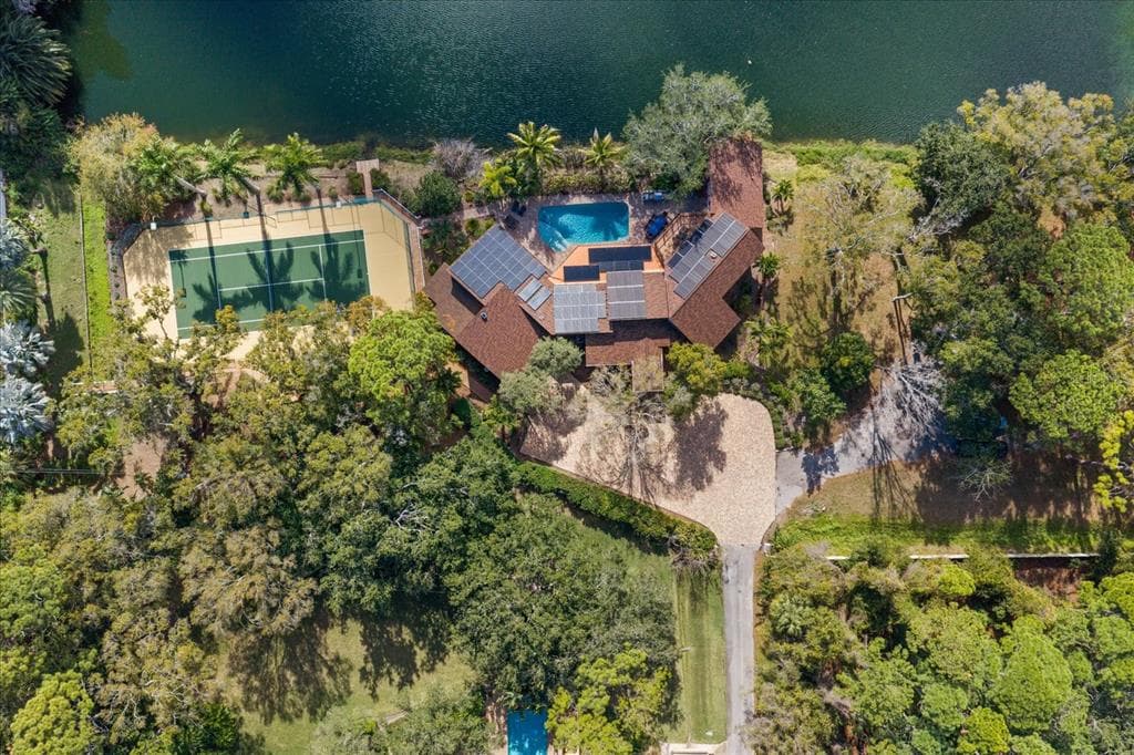 2402 PINE HAMMOCK CLEARWATER, FL 33764
