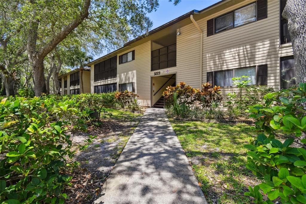 3223 FOX CHASE CIRCLE N UNIT 206 PALM HARBOR, FL 34683