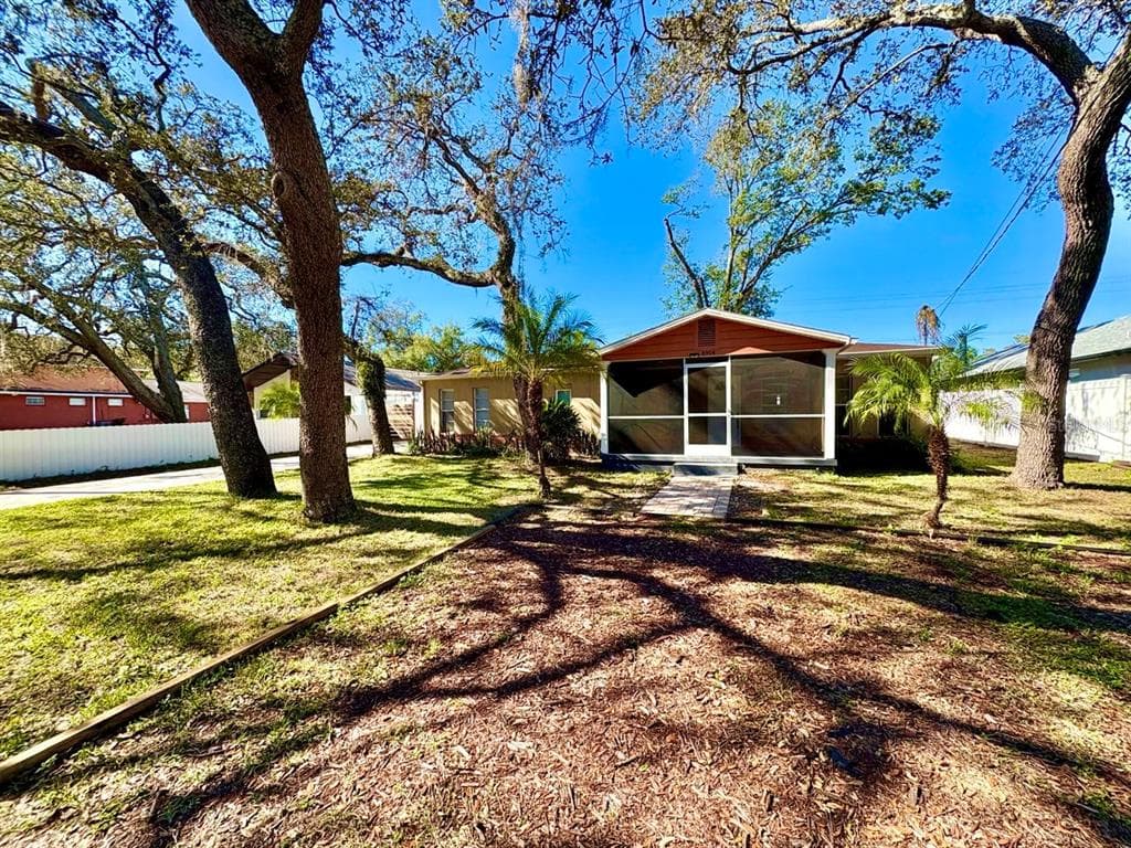 8904 N HAMNER AVENUE TAMPA, FL 33604