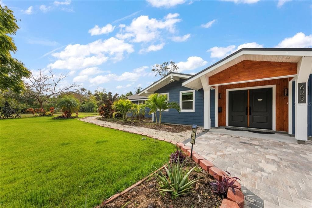 623 PINELAND AVENUE BELLEAIR, FL 33756