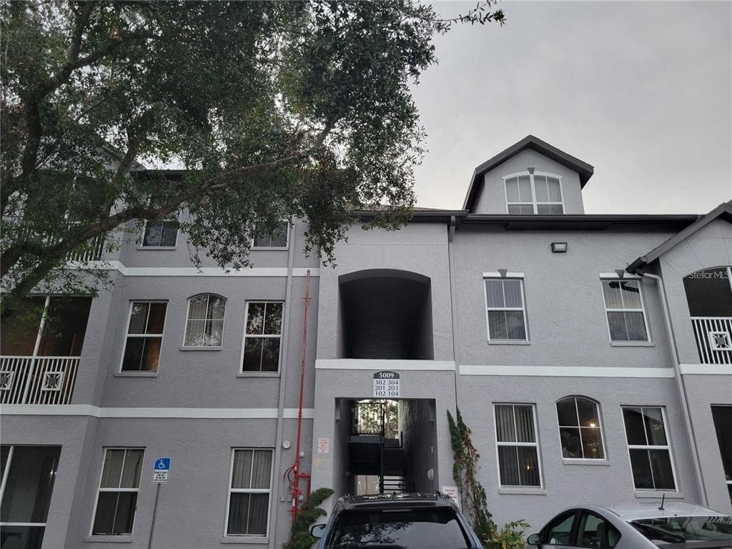 5009 SUNRIDGE PALMS DRIVE UNIT 104 TAMPA, FL 33617