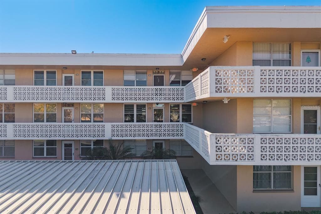 5095 BAY STREET NE UNIT 205 ST PETERSBURG, FL 33703