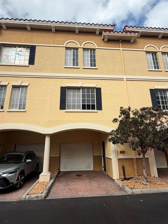 5220 W KENNEDY BOULEVARD TAMPA, FL 33609
