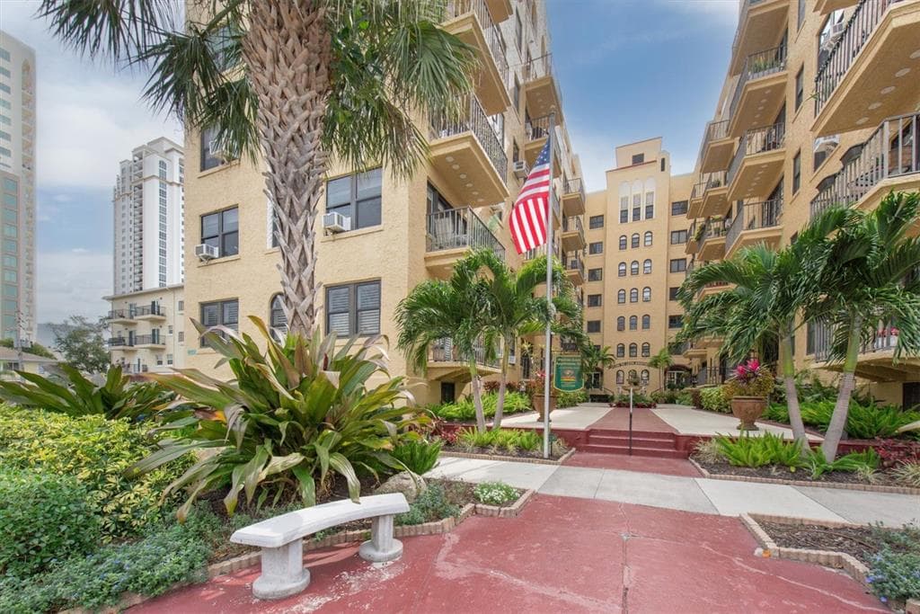 130 4TH AVENUE N UNIT 201 ST PETERSBURG, FL 33701