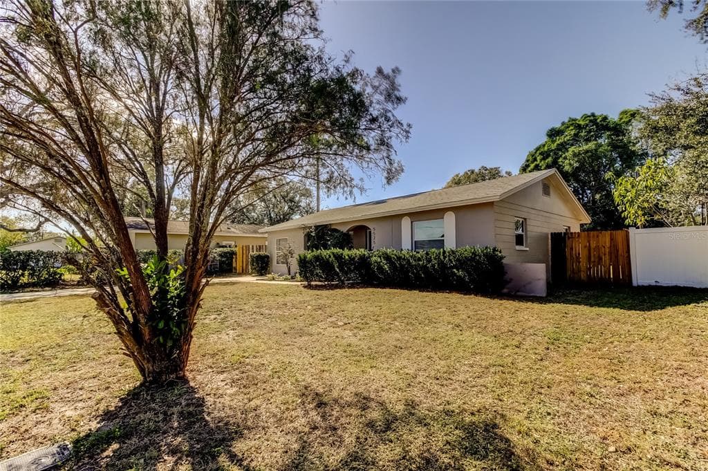 5525 PINE CIRCLE NE ST PETERSBURG, FL 33703