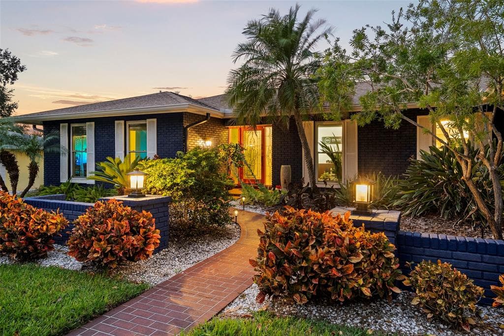 2214 DAVIES AVENUE DUNEDIN, FL 34698