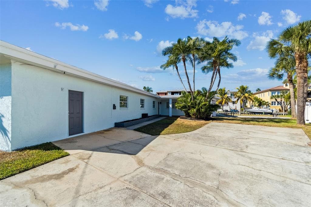 1733 BAYOU GRANDE BOULEVARD NE ST PETERSBURG, FL 33703