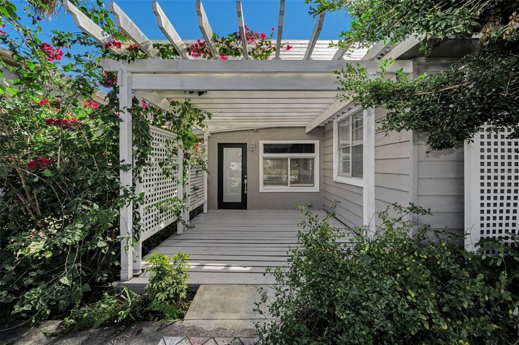 1122 E OAKWOOD STREET TARPON SPRINGS, FL 34689