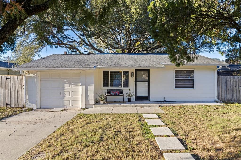 129 NW LINCOLN CIRCLE N ST PETERSBURG, FL 33702