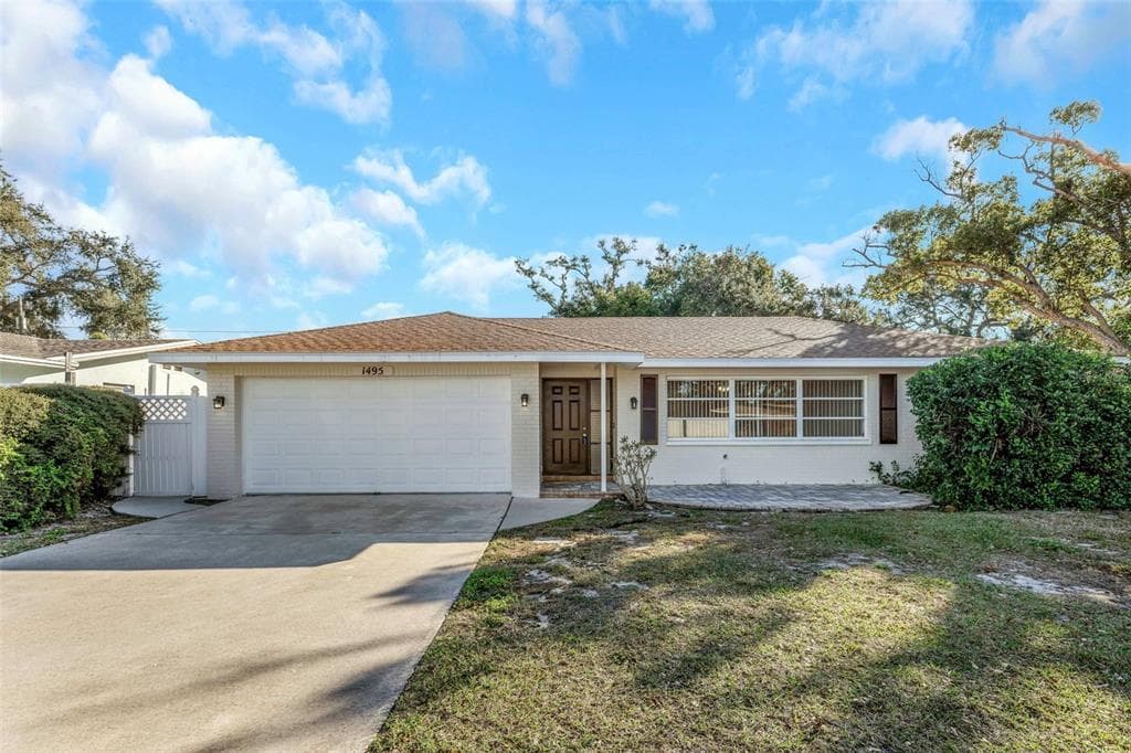 1495 LAKESIDE DRIVE DUNEDIN, FL 34698