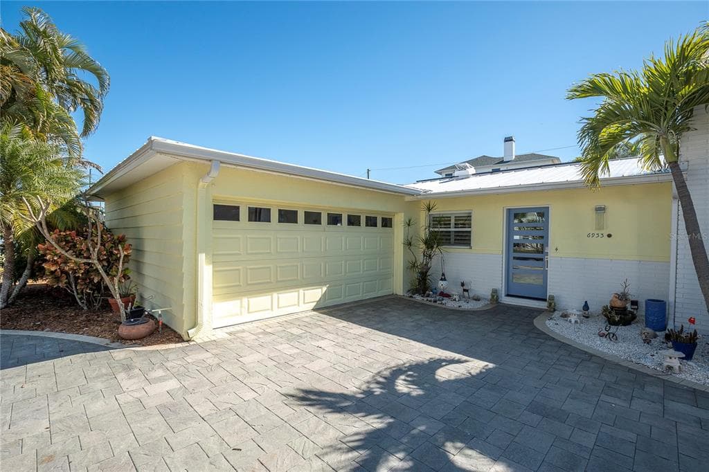 6933 S SHORE DRIVE S ST PETERSBURG, FL 33707