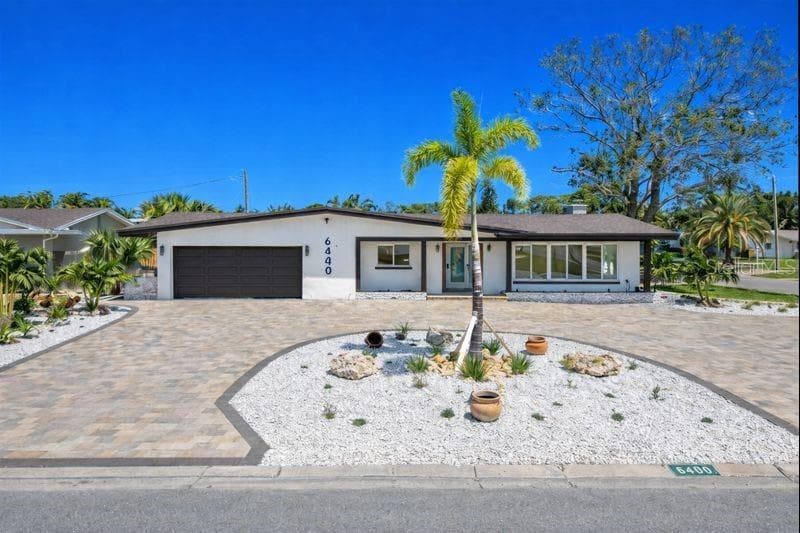 6400 MOCKINGBIRD WAY S ST PETERSBURG, FL 33707