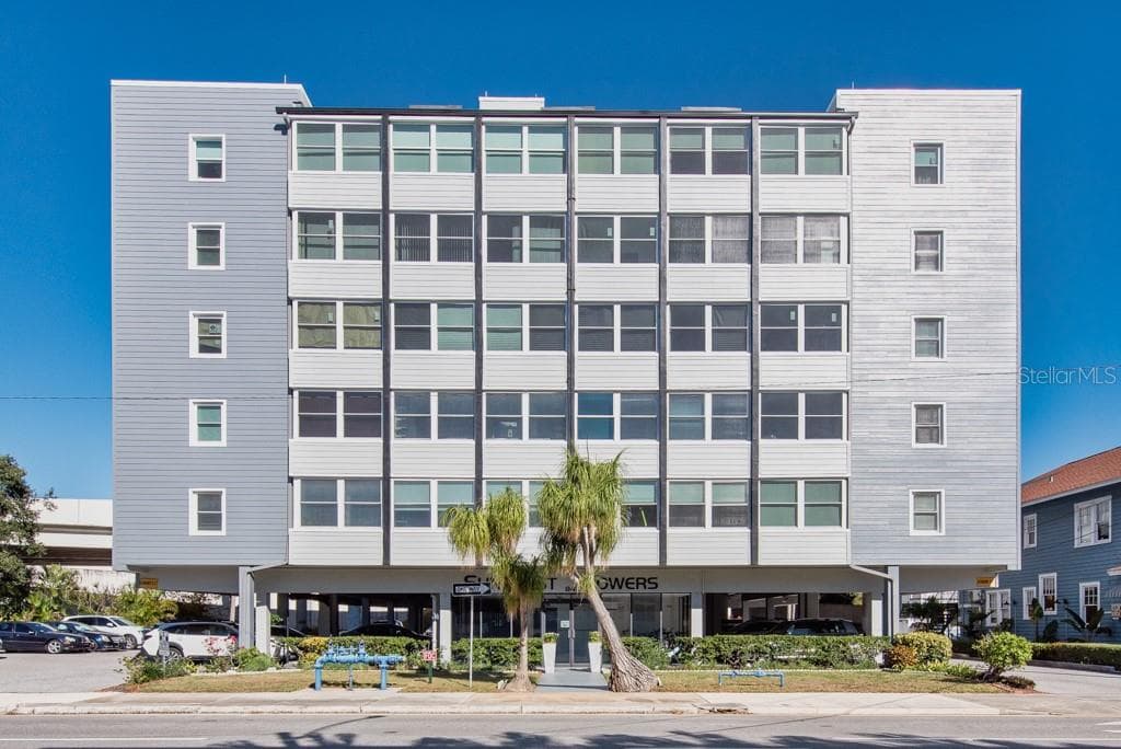 841 4TH AVENUE N UNIT 64 ST PETERSBURG, FL 33701