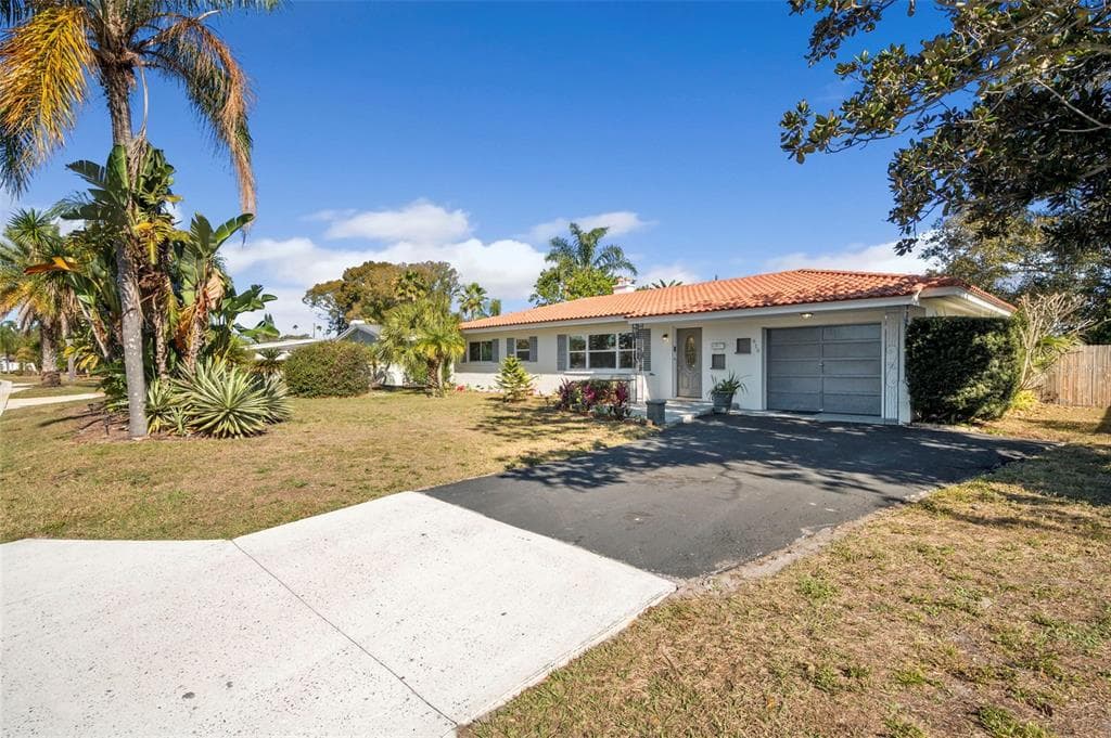 610 PALM AVENUE BELLEAIR, FL 33756