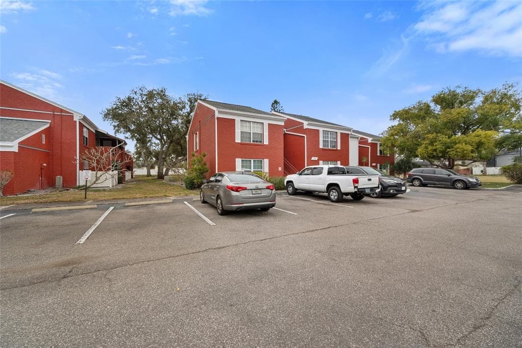 1290 83RD AVENUE N UNIT B ST PETERSBURG, FL 33702