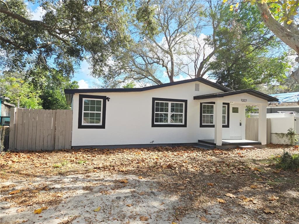9307 N OAKLEAF AVENUE TAMPA, FL 33612