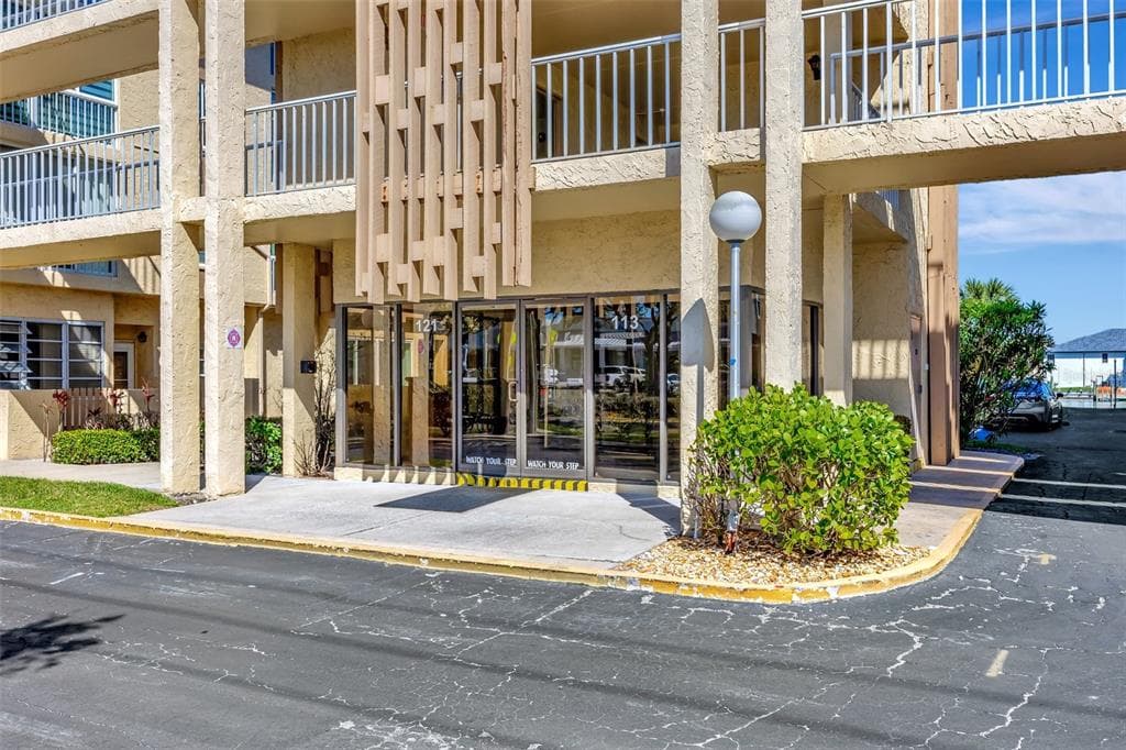 113 ISLAND WAY UNIT 241 CLEARWATER BEACH, FL 33767
