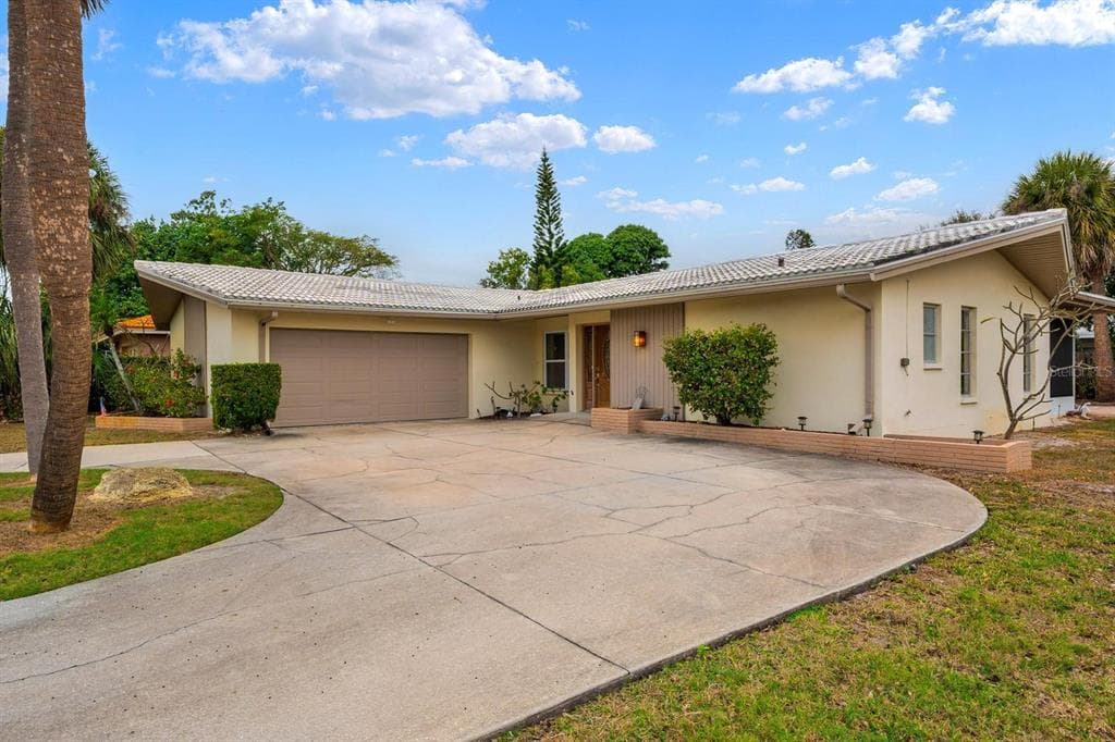 13941 KIMBERLY DRIVE LARGO, FL 33774