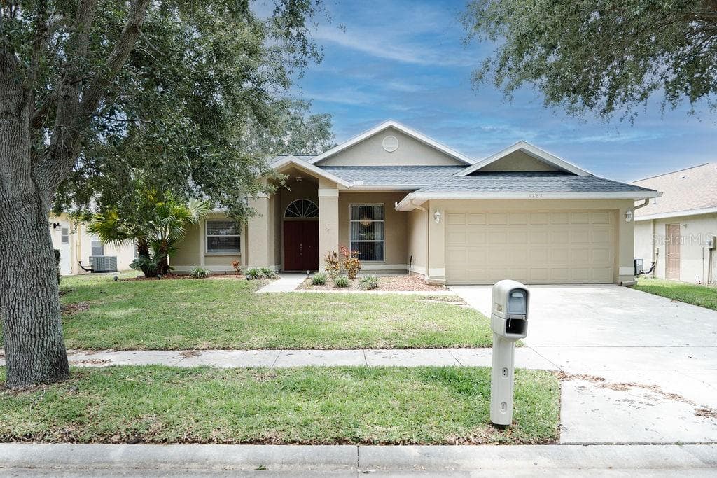 1282 PARADISE LAKE DRIVE TARPON SPRINGS, FL 34689