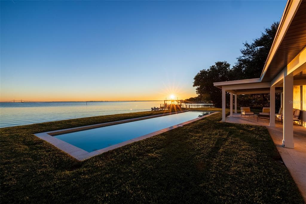 218 COLONY POINT ROAD S ST PETERSBURG, FL 33705