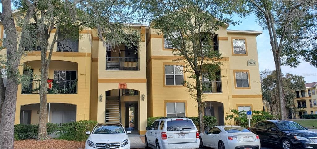 5620 PINNACLE HEIGHTS CIRCLE UNIT 304 TAMPA, FL 33624
