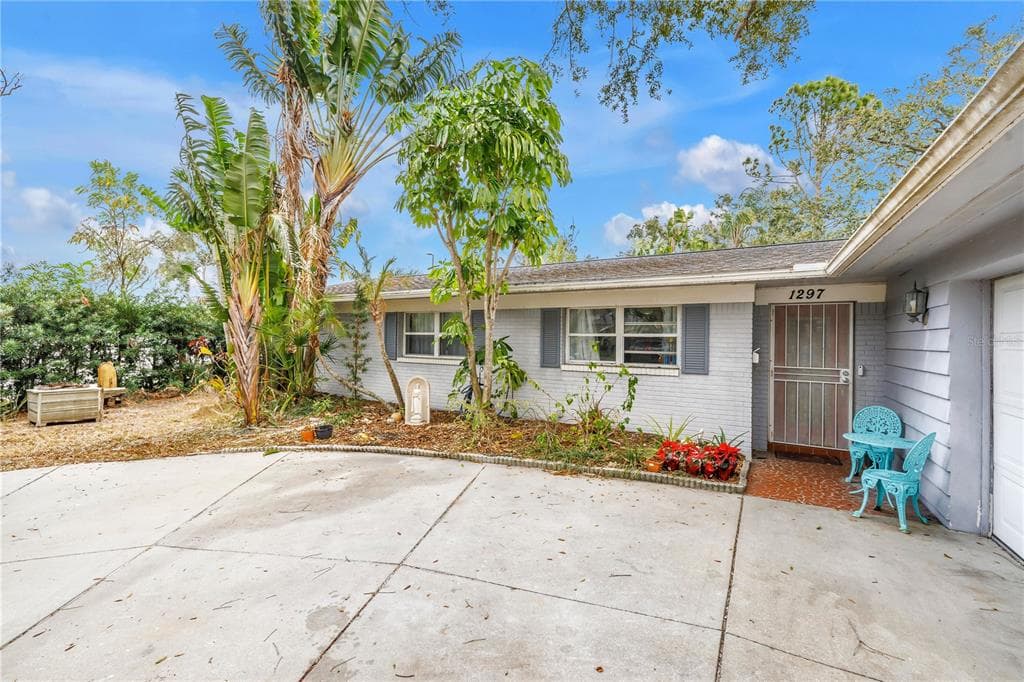 1297 EDEN ISLE BOULEVARD NE ST PETERSBURG, FL 33704