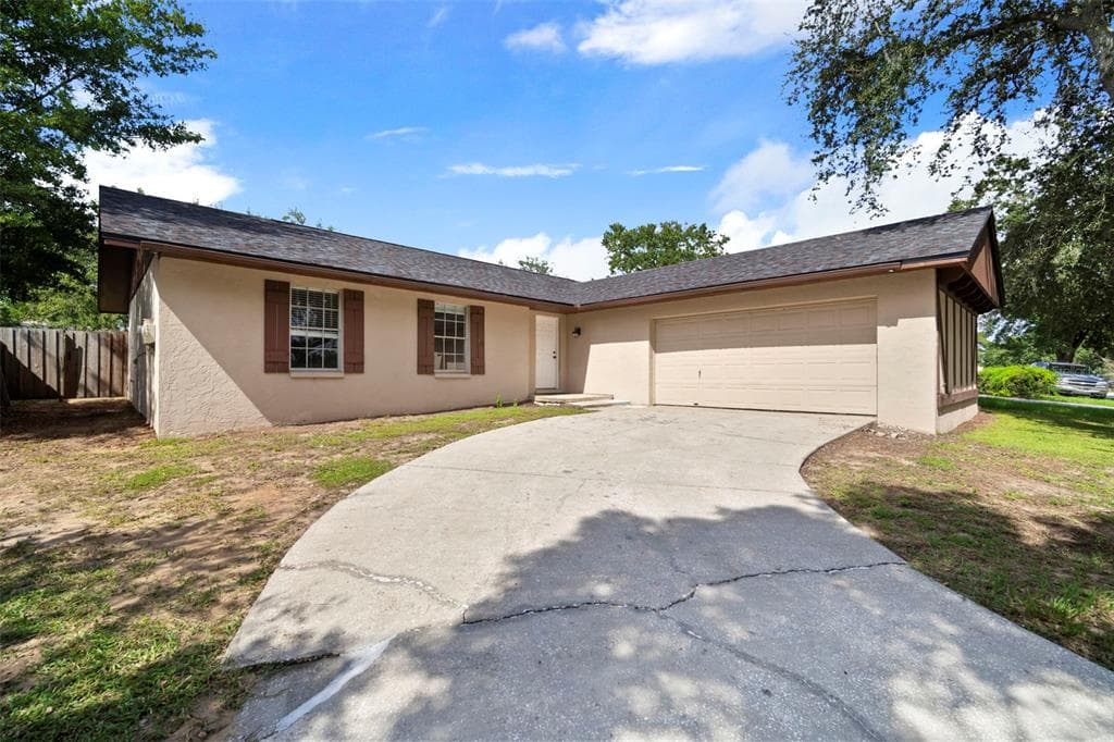 810 BLACK KNIGHT DRIVE VALRICO, FL 33594