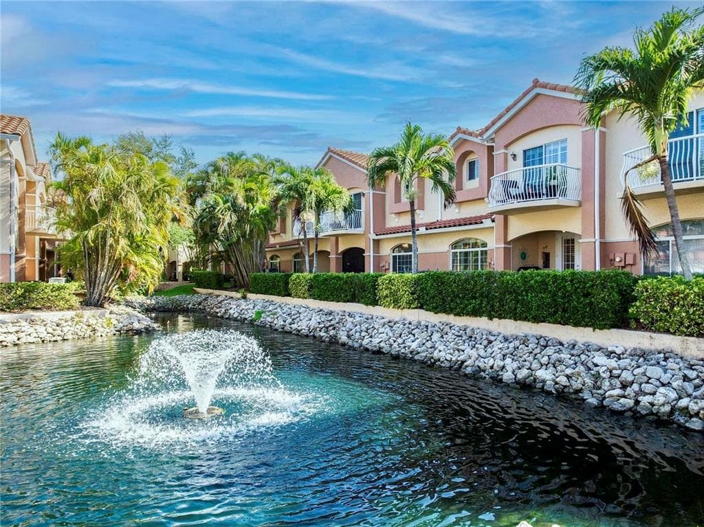 6303 VISTA VERDE DRIVE E GULFPORT, FL 33707