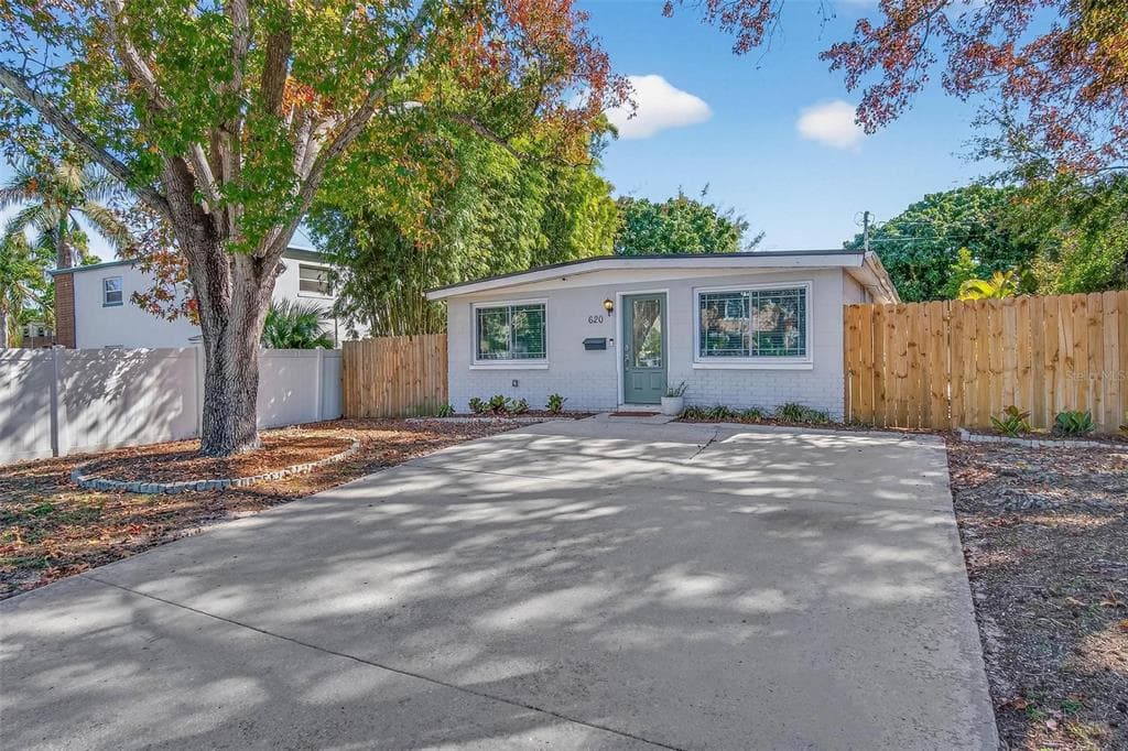 620 50TH AVENUE N ST PETERSBURG, FL 33703