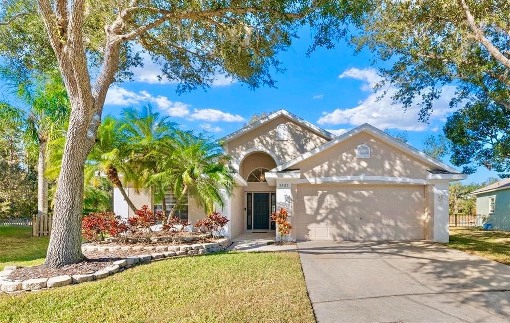 5825 HAWKWOOD COURT LITHIA, FL 33547
