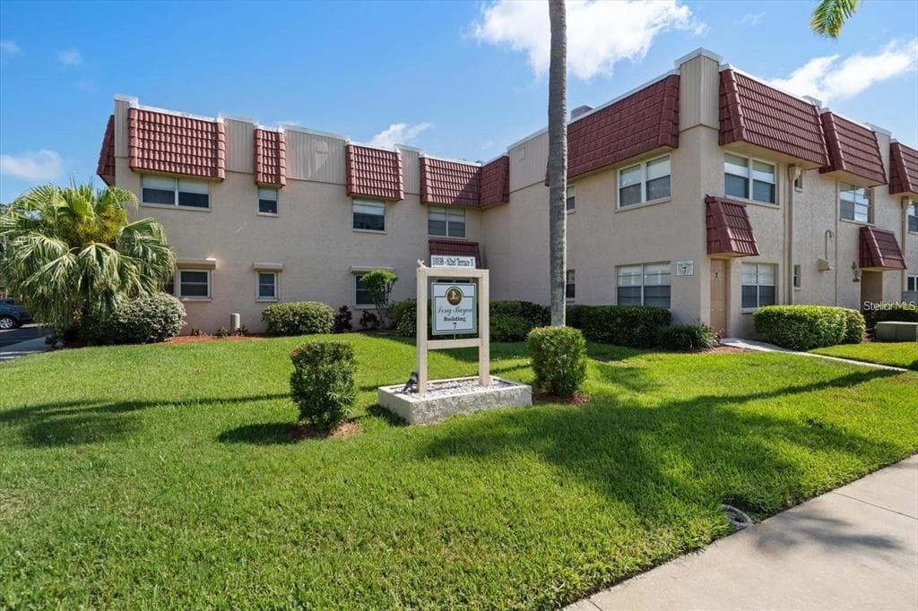 10038 62ND TERRACE N UNIT 17 ST PETERSBURG, FL 33708