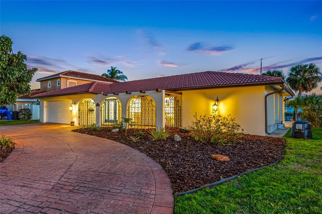4372 46TH AVENUE S ST PETERSBURG, FL 33711