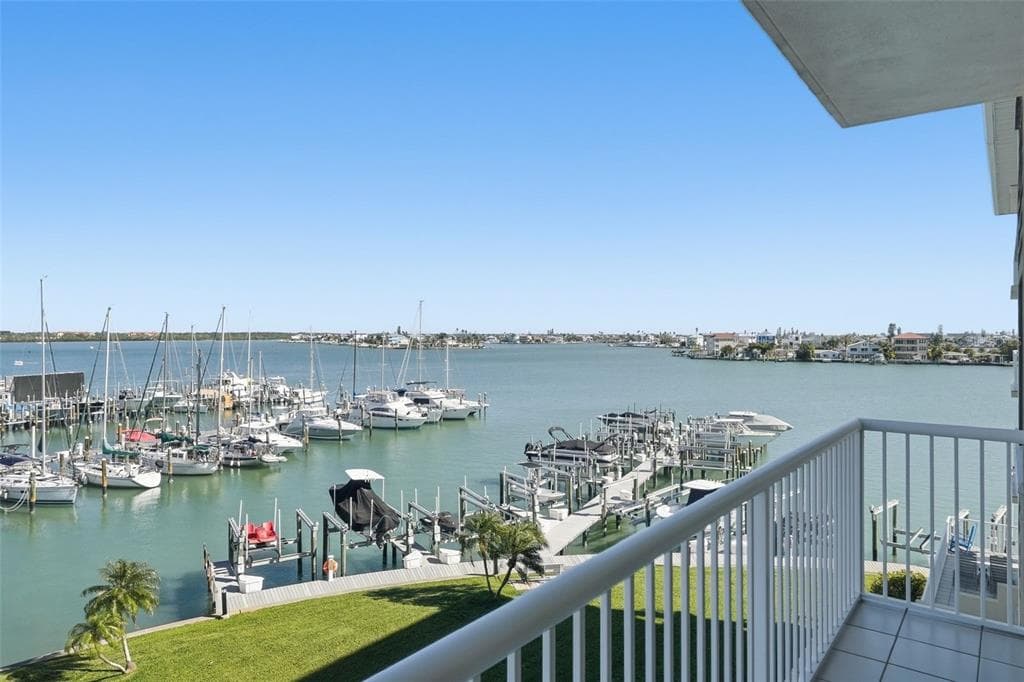 425 150TH AVENUE UNIT 2404 MADEIRA BEACH, FL 33708