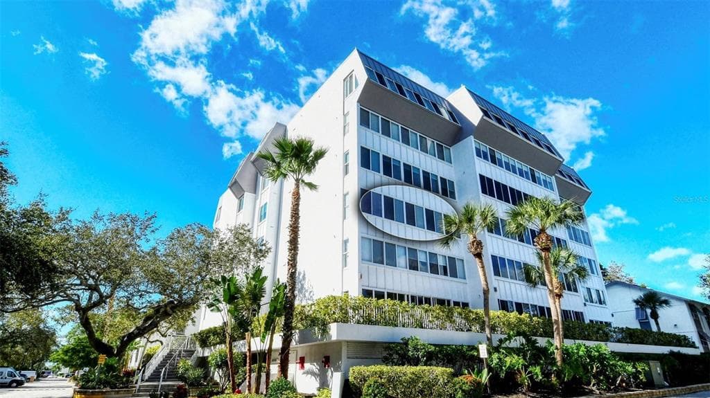 1255 E PEPPERTREE DRIVE UNIT 305 SARASOTA, FL 34242