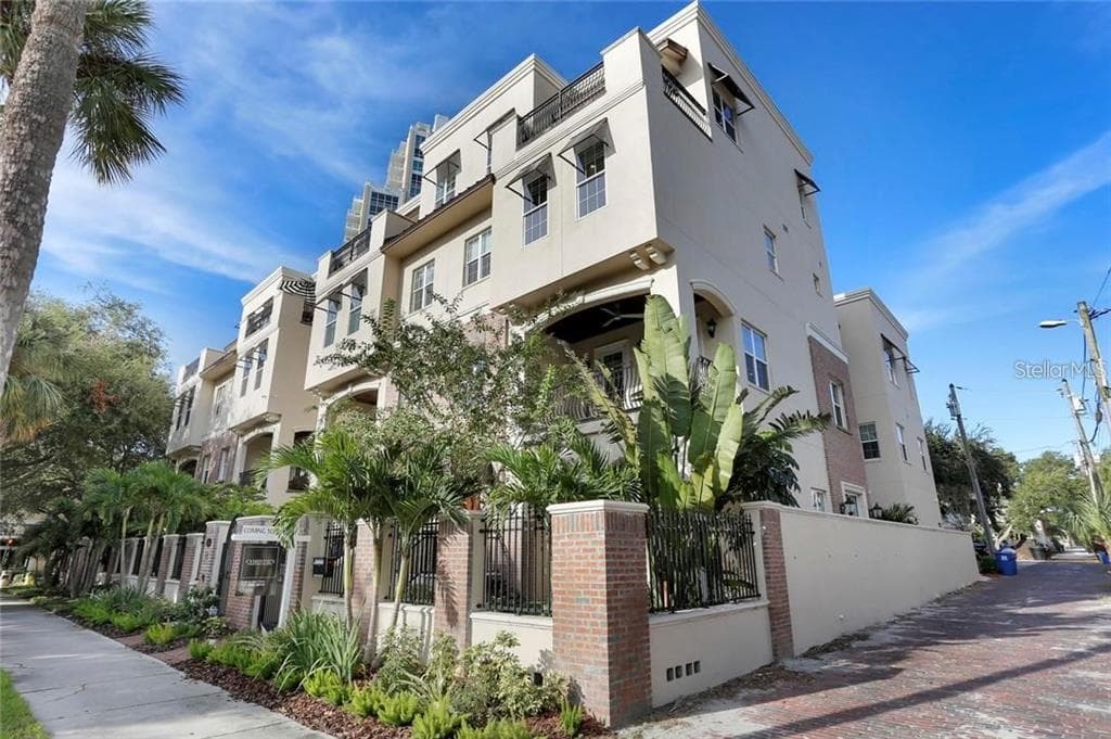 524 BEACH DRIVE NE ST PETERSBURG, FL 33701