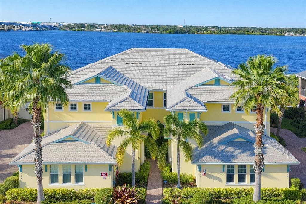 1264 RIVERSCAPE STREET UNIT B BRADENTON, FL 34208