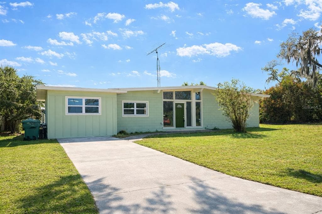 725 SCENIC STREET LEESBURG, FL 34748