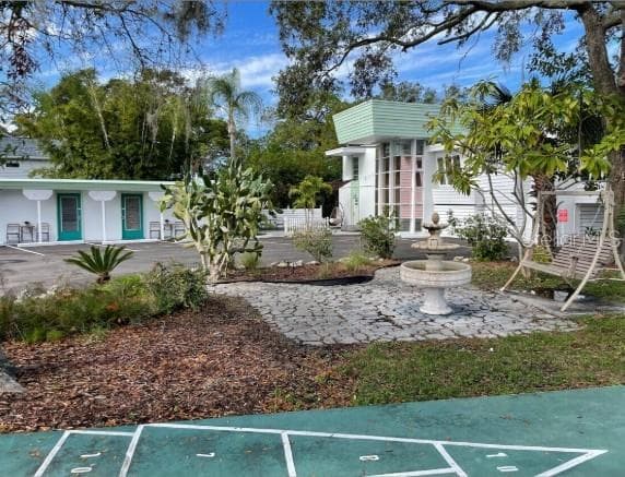 1064 BROADWAY DUNEDIN, FL 34698