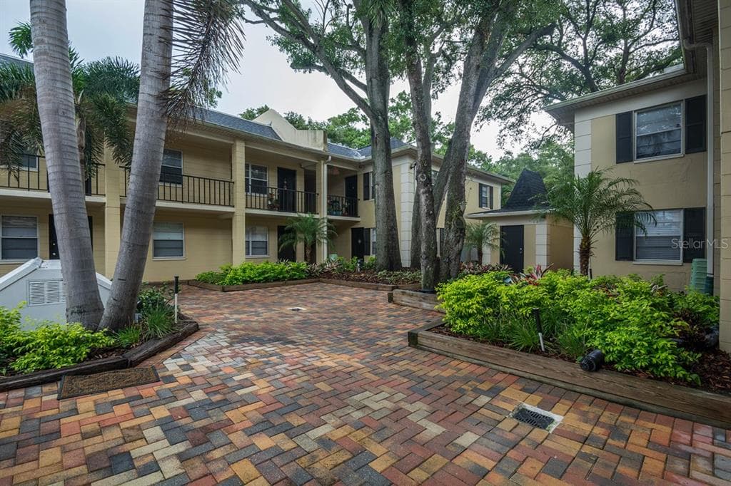 5221 BAYSHORE BOULEVARD UNIT 32 TAMPA, FL 33611