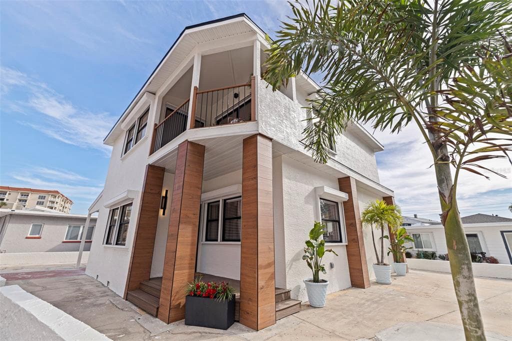 113 176TH AVENUE W REDINGTON SHORES, FL 33708