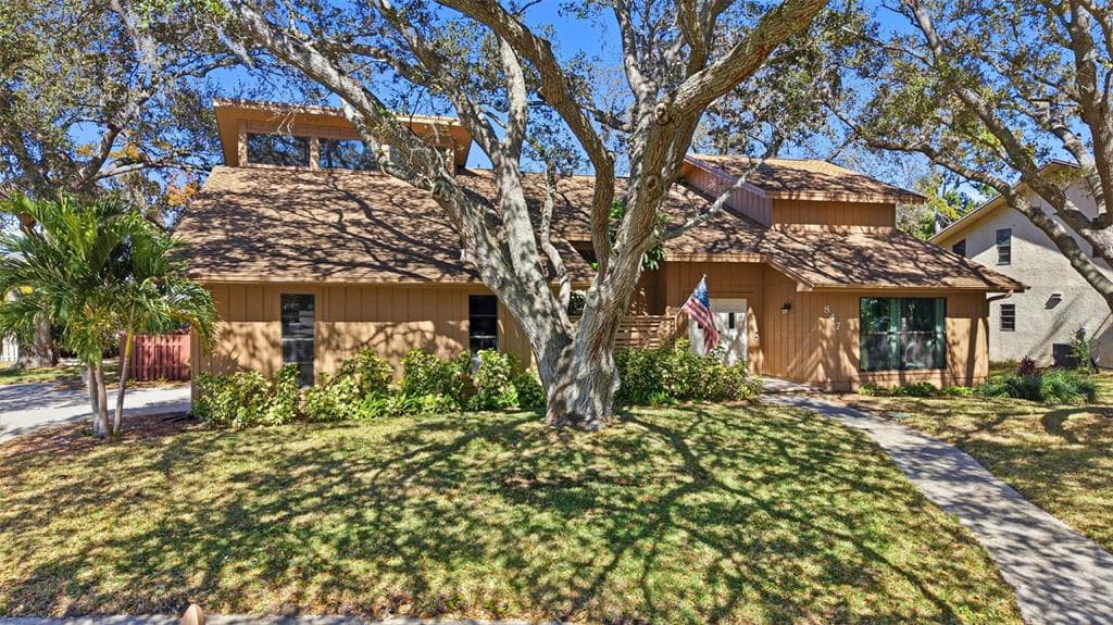 847 HILLSIDE DRIVE
