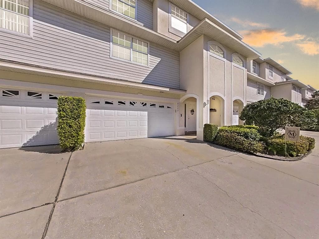 8229 EAGLES PARK DRIVE N ST PETERSBURG, FL 33709
