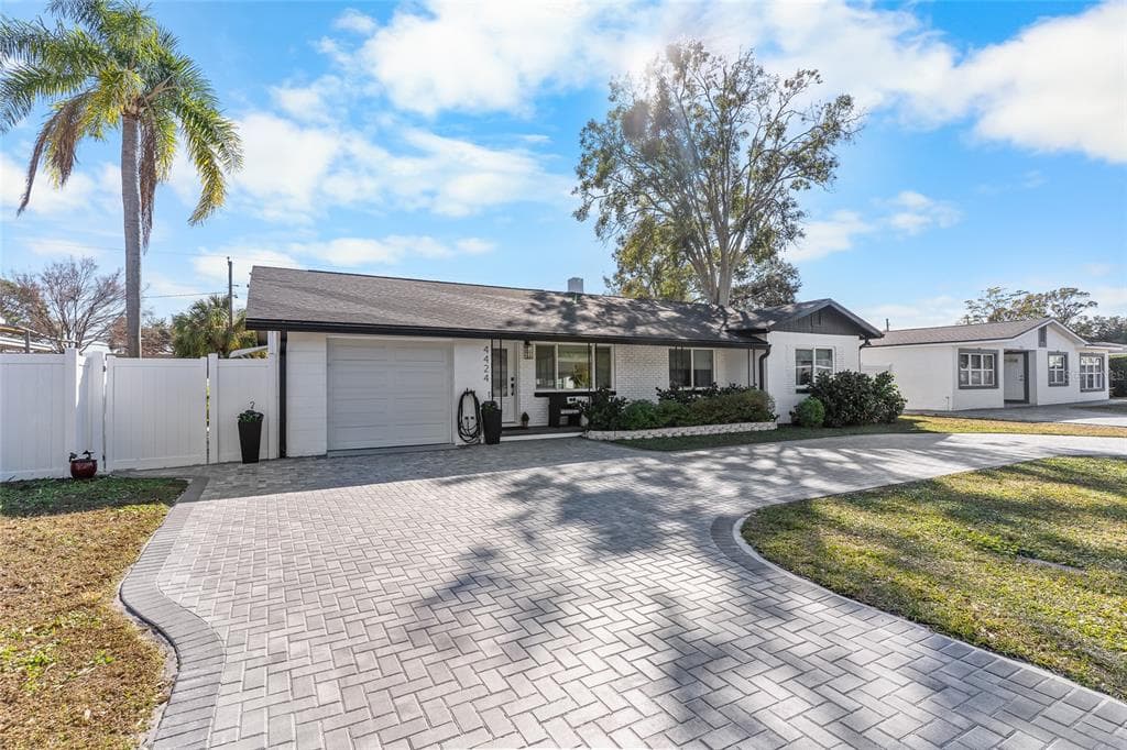 4424 W BAY COURT AVENUE TAMPA, FL 33611