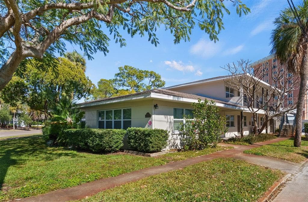 1121 BEACH DRIVE NE ST PETERSBURG, FL 33701